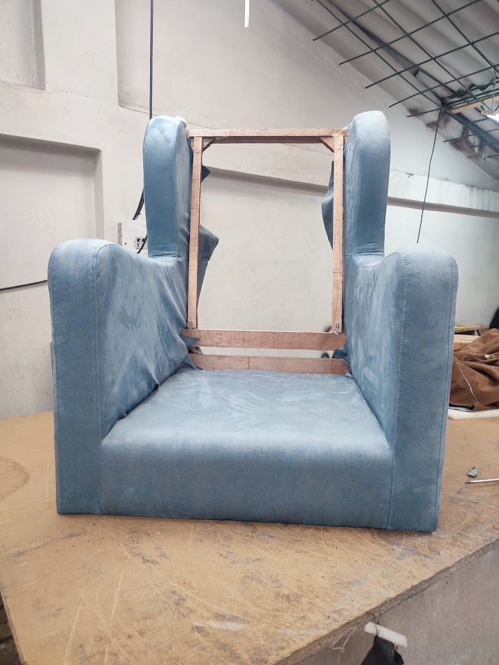 Estructura de madera y tapizado en proceso en el taller JUMANAR